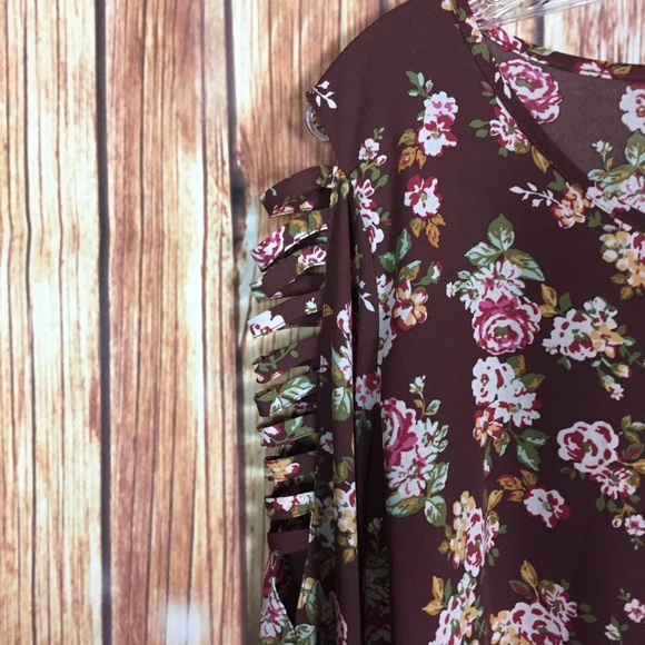 Cupio XL Floral Peekaboo Shoulder Bell Sleeve Top - Picture 5 of 8